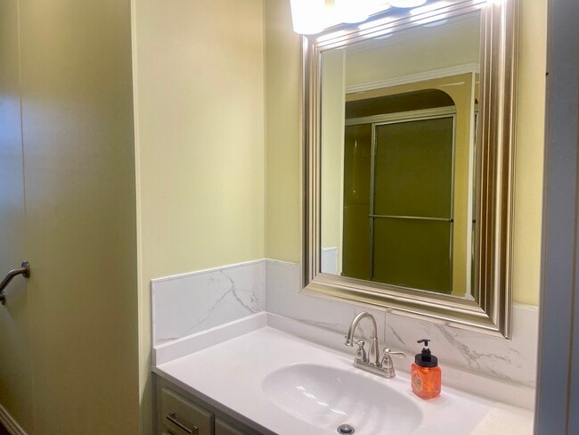 Building Photo - 400 Manchester St