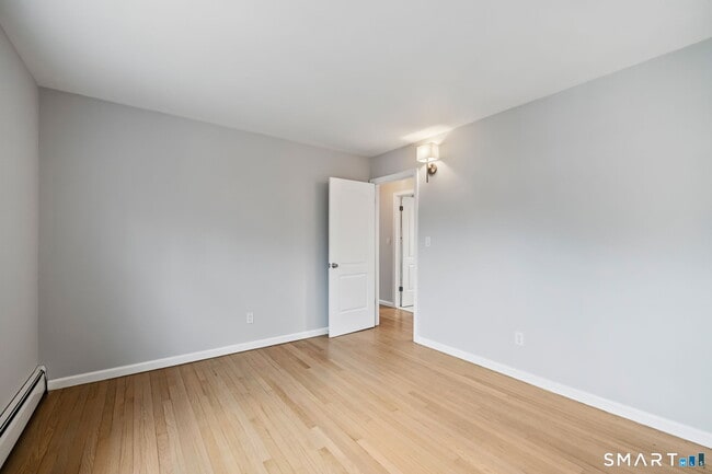 Building Photo - 5 River St