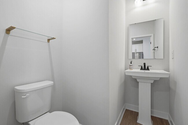 Building Photo - BEAUTIFUL TOWNHOME IN A GREAT AMENTIES!