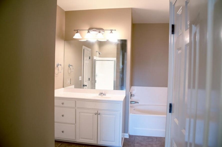 Master Bath - 3921 Northshore Ave