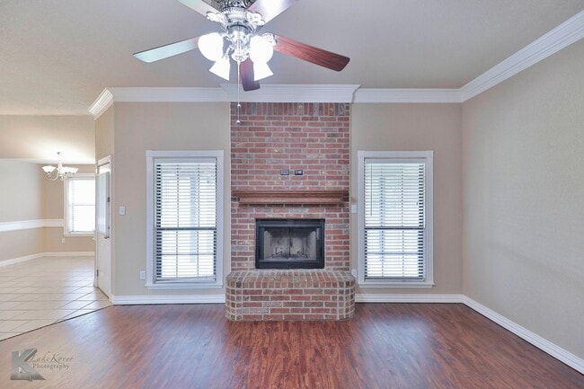 Building Photo - 4 bed 2 bath; newer carpet!