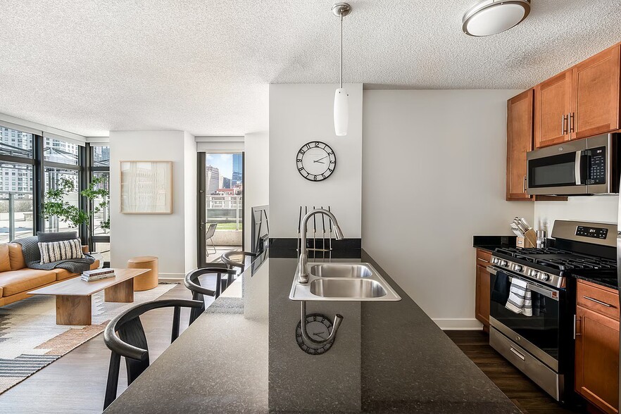 Building Photo - 659 W Kinzie St