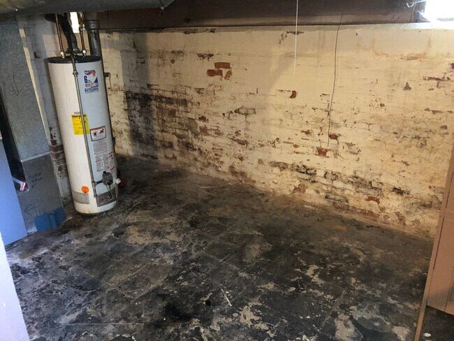 Building Photo - 2 bedroom single family home with one car ...