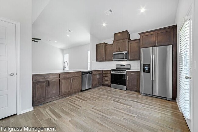 Building Photo - 4/2.5/2 Owasso Home! Lawn Care Included!