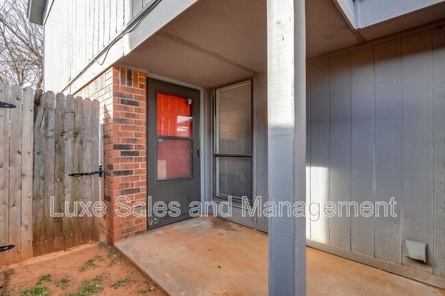 Building Photo - 6004 Paramount Dr