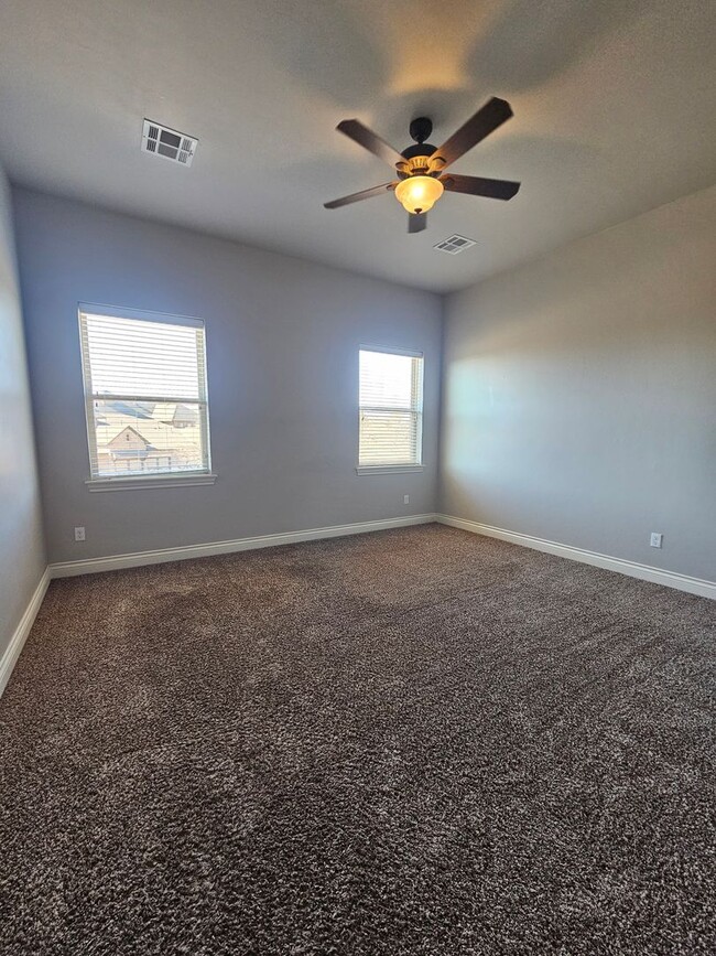 Building Photo - (2) Bed/(2.5) Bath Townhome in Gated Commu...