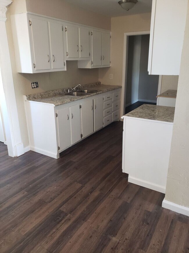 Building Photo - Handyman Special $0 First Month's Rent / “...