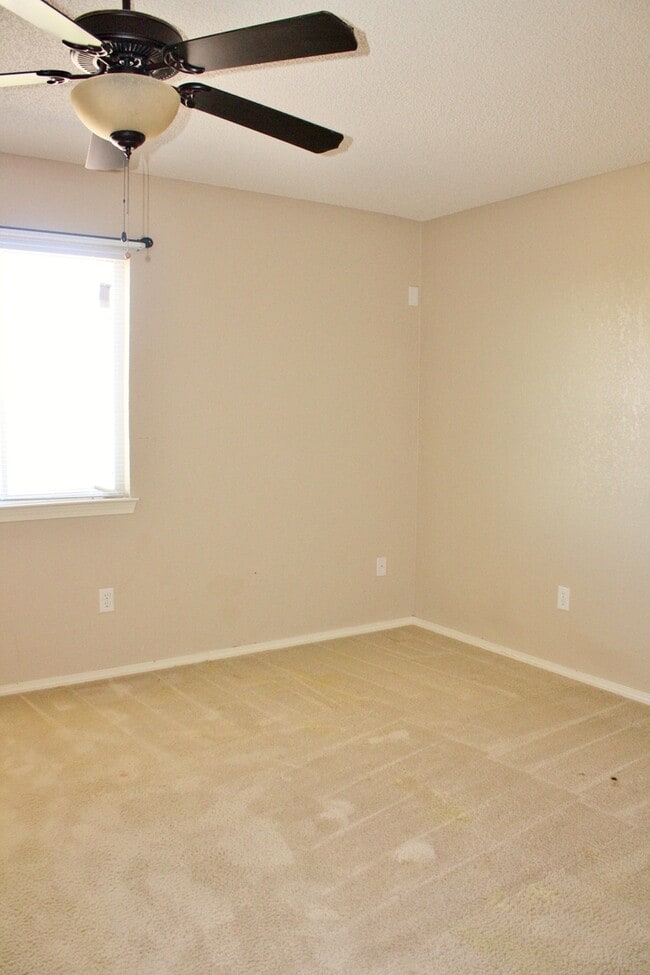 Building Photo - ELEGANT EASTSIDE HOME FOR RENT