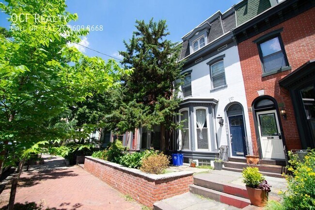 Building Photo - 2211 Bainbridge St