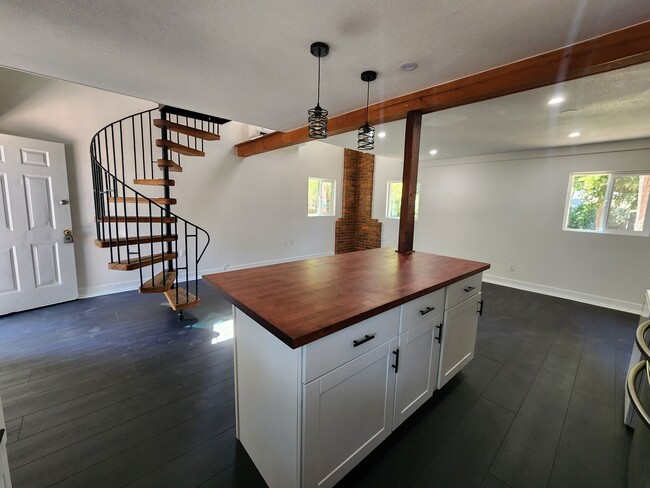 Building Photo - Stunning and Unique 1 Bed 1 Bed remodeled ...