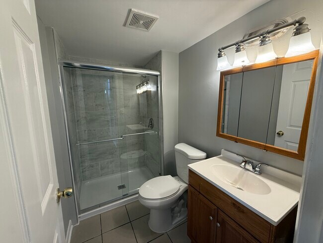 Building Photo - 3900 Sandpiper Dr