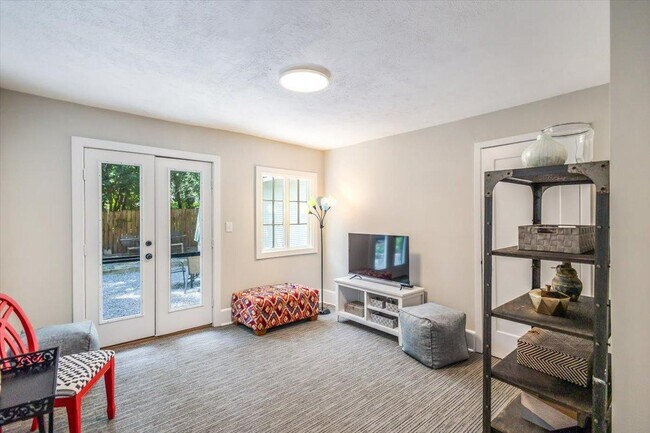 Building Photo - 4041 Pine Hill Dr