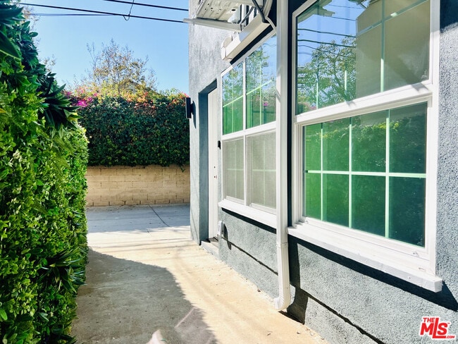 Building Photo - 938 W Glenoaks Blvd