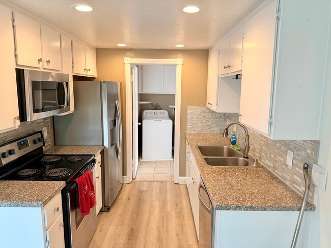 Building Photo - Updated 2 Bedroom Home with Garage & Community Amenities