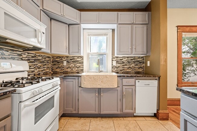 Primary Photo - Incredible 5BD/2BA HGTV Remodeled Home nea...