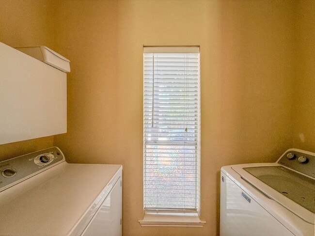 Building Photo - 2450 Wickersham Ln