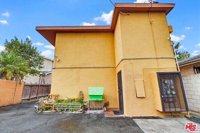 Building Photo - 222 S Ave 63