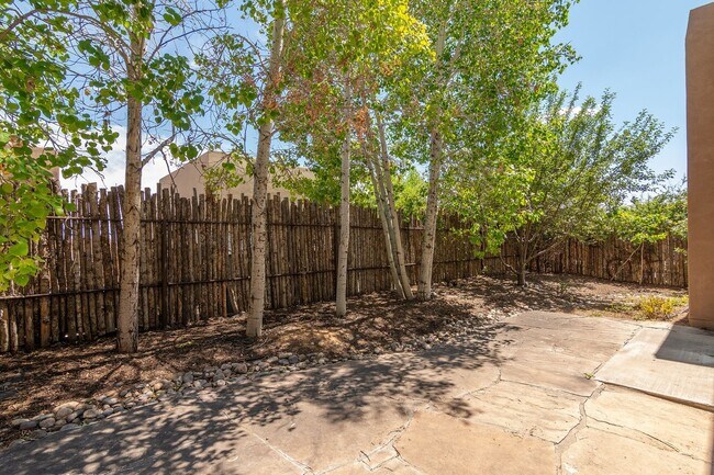 Building Photo - Single Level 3 Bedroom 2.5 Bath home in De...