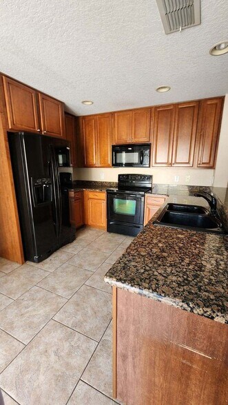 Building Photo - Avalon Park corner end Townhome featuring ...