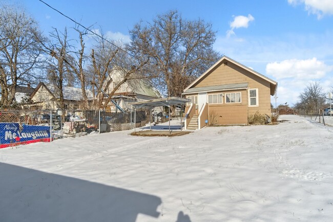 Building Photo - 2 Bed 1 Bath Single Family Home on The Nor...