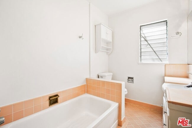 Building Photo - 1323 N Olive Dr