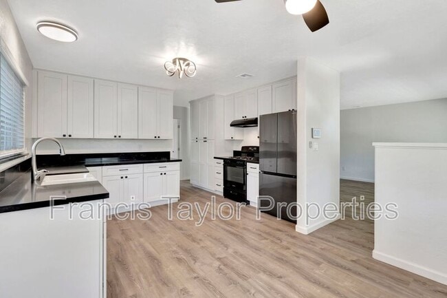 Building Photo - 525 Smilax Rd