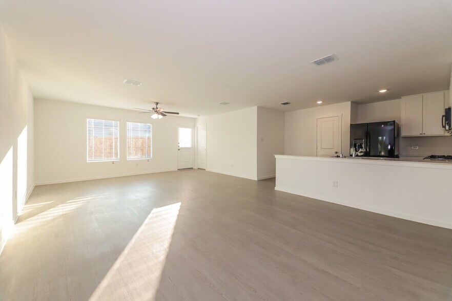 Building Photo - 140 Glenwood Dr