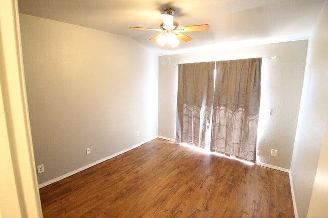 Building Photo - 1932 Lariat Cir