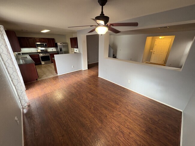 Building Photo - Convenient Location Three bedroom 2.5 baths 2 car garage