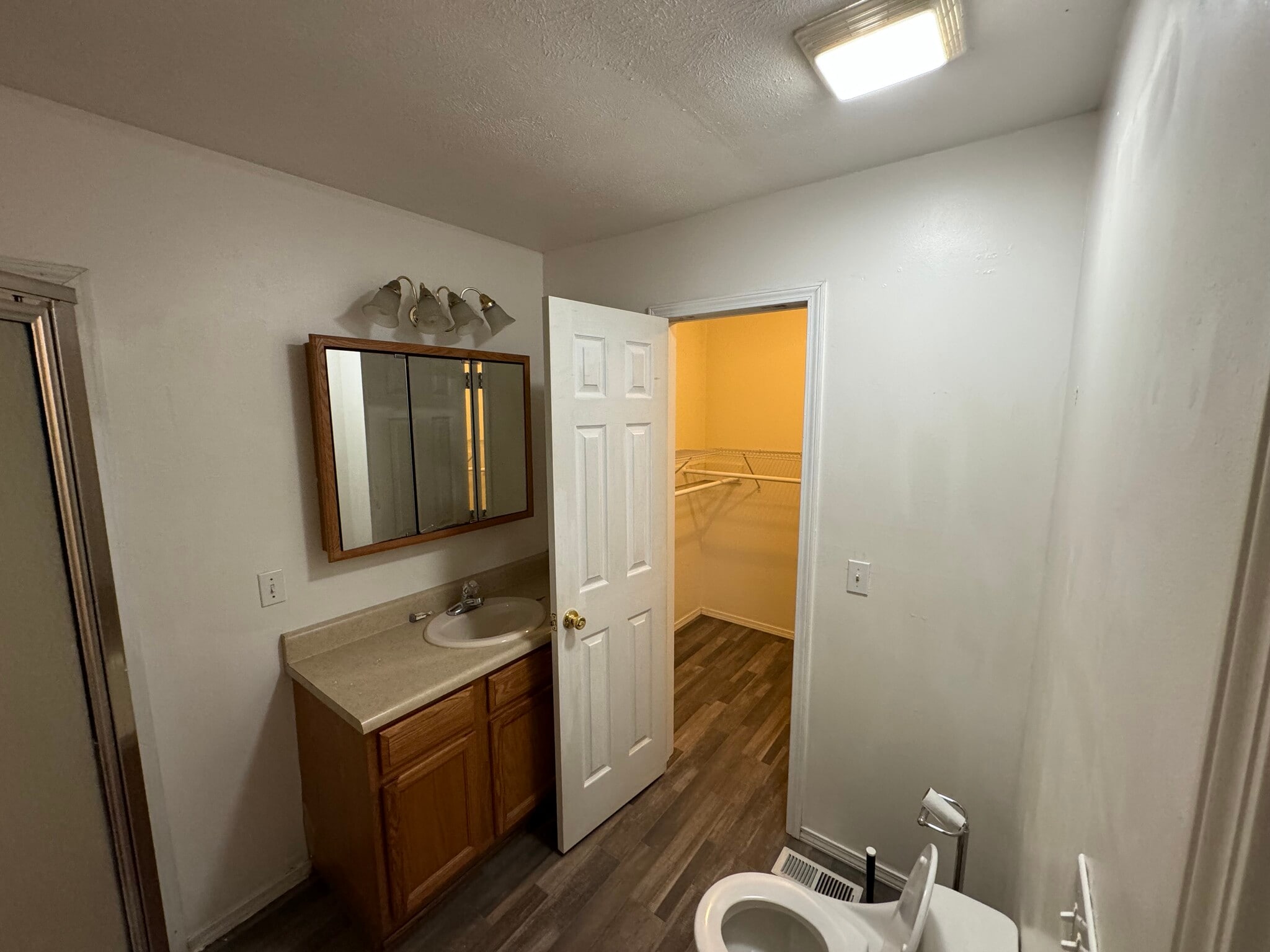 Master Bath - 544 W Hines St