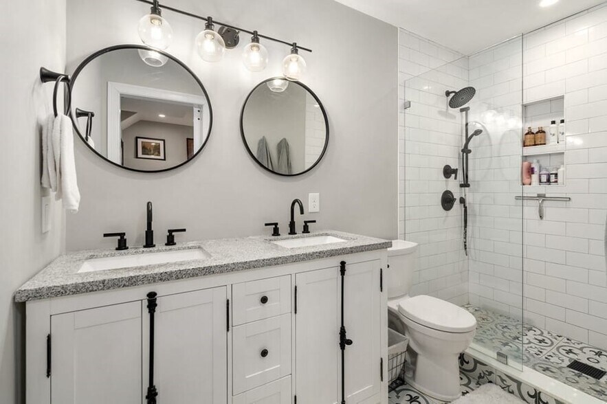 Building Photo - 142 W 8th St