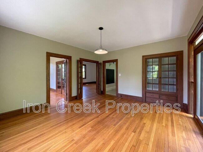 Building Photo - 117 Furman Ave