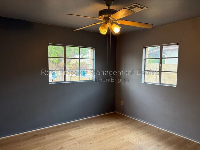 Building Photo - 2320 W Rose Ln