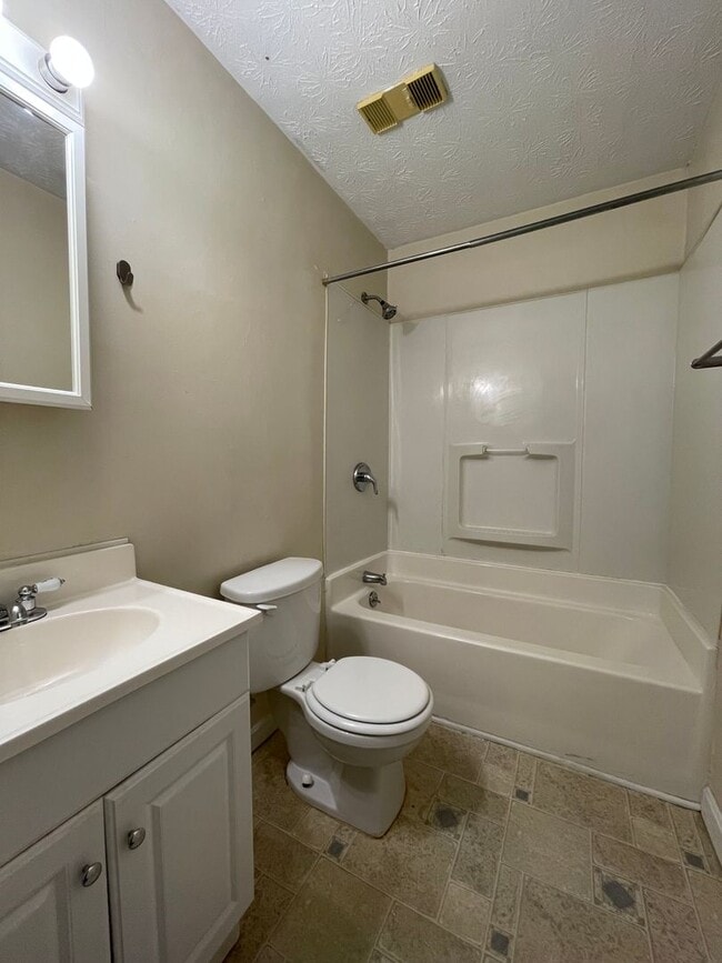 Building Photo - SPACIOUS TOWNHOME near Downtown! Washer/Dr...
