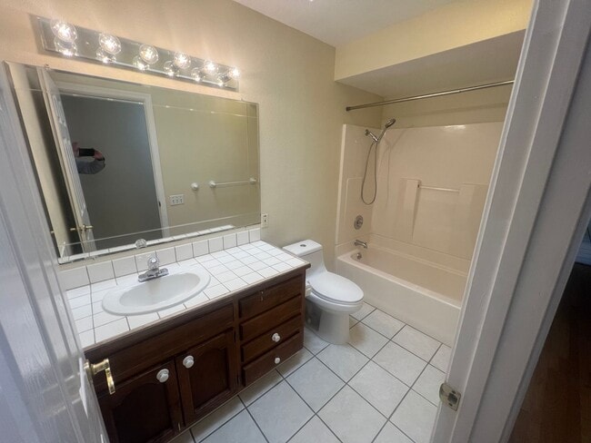 Building Photo - Spacious 4 bed 2 bath home in Fremont. Exc...
