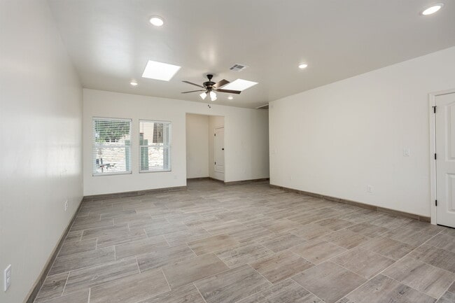 Building Photo - 305 Wall Ave