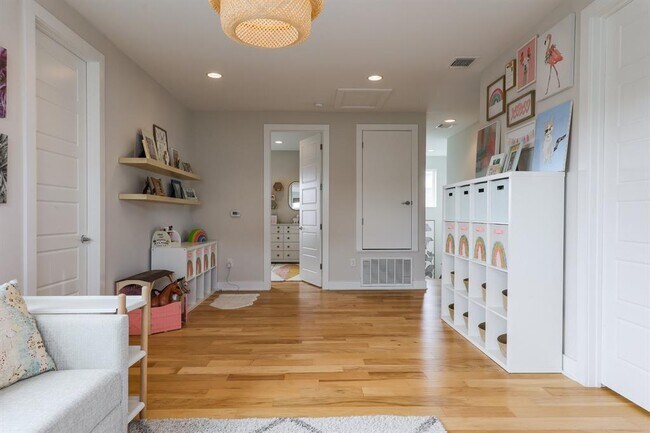 Building Photo - 7013 Boyle Dr