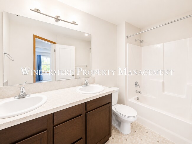 Building Photo - Bright and spacious home close to ferries, PSNS and recreational activities!