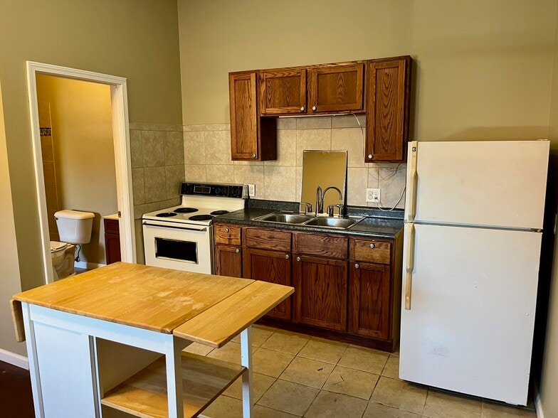 Building Photo - 105 W Market St