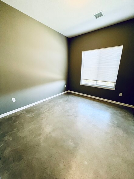 Building Photo - 4803 N Hillside Ct
