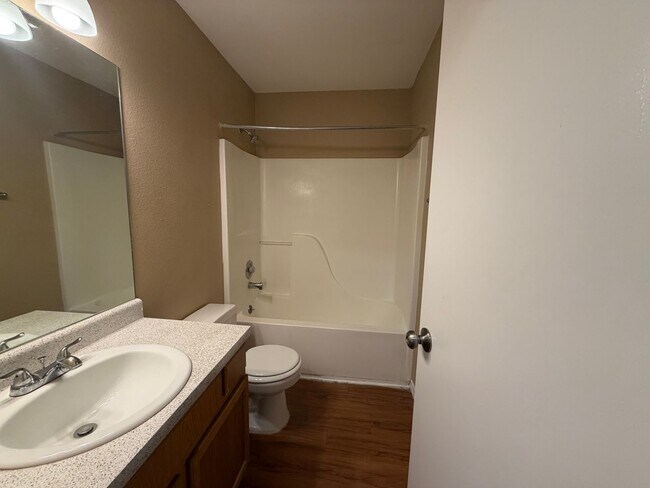 Building Photo - Spacious Apartment for Rent in Universal City