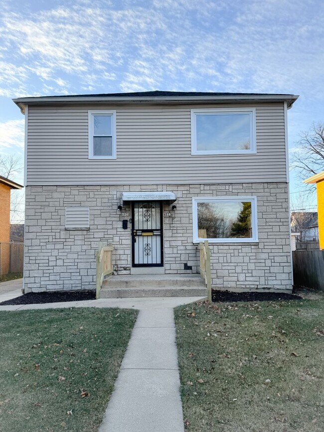 Building Photo - Nice 3 bedroom, 1 bath duplex