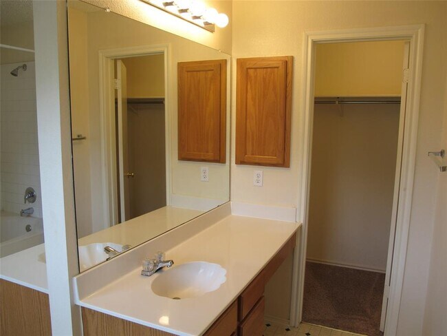 Building Photo - 2011 Jasper Ln