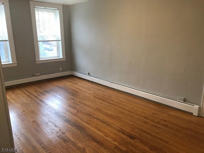 Primary Photo - 203 Davis Ave
