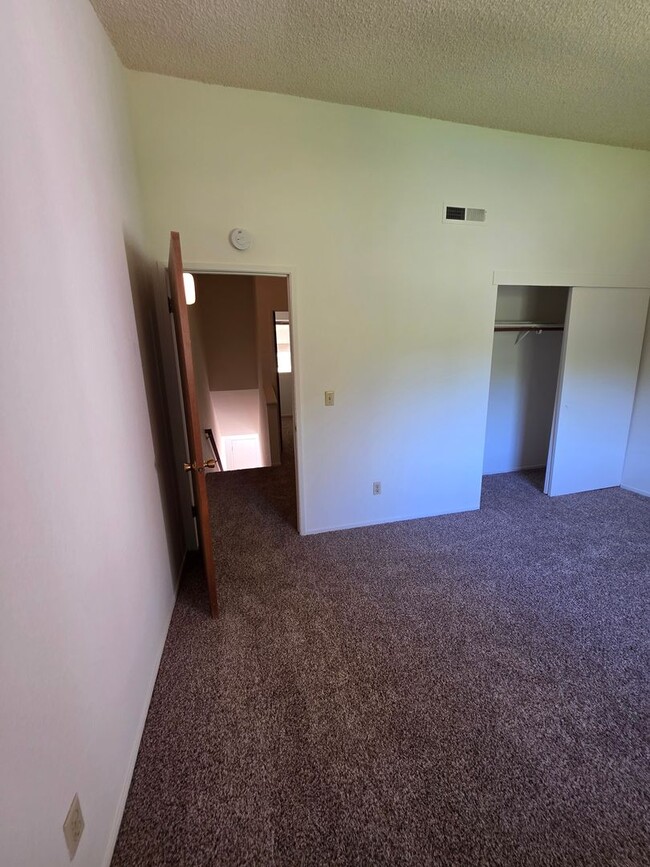 Building Photo - Charming 2-Bedroom Condominium with Scenic...