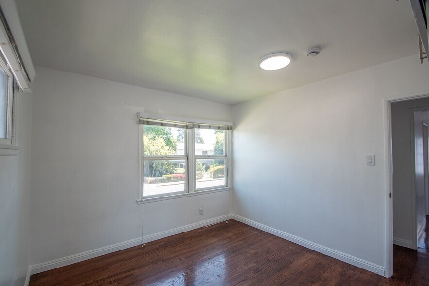 Building Photo - 11041 Moorpark St
