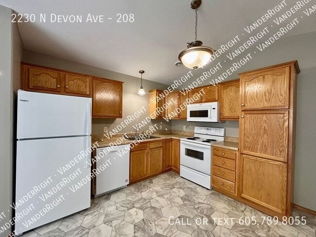 Building Photo - 2230 Devon Ave