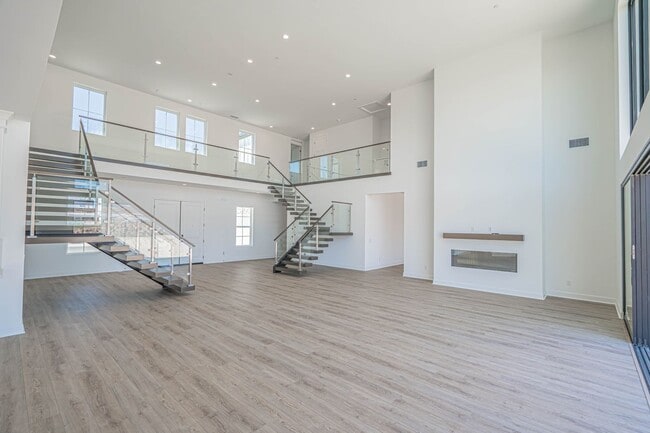 Building Photo - Spacious 5-Bedroom Home with Community Ame...