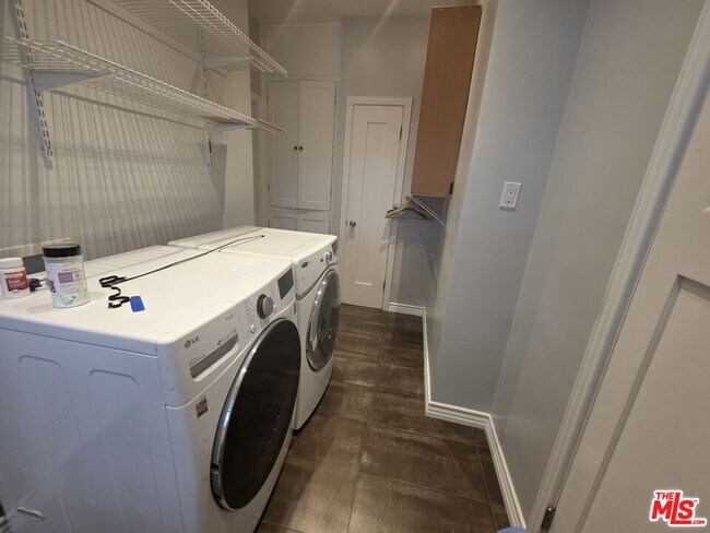 Building Photo - 939 S Ogden Dr