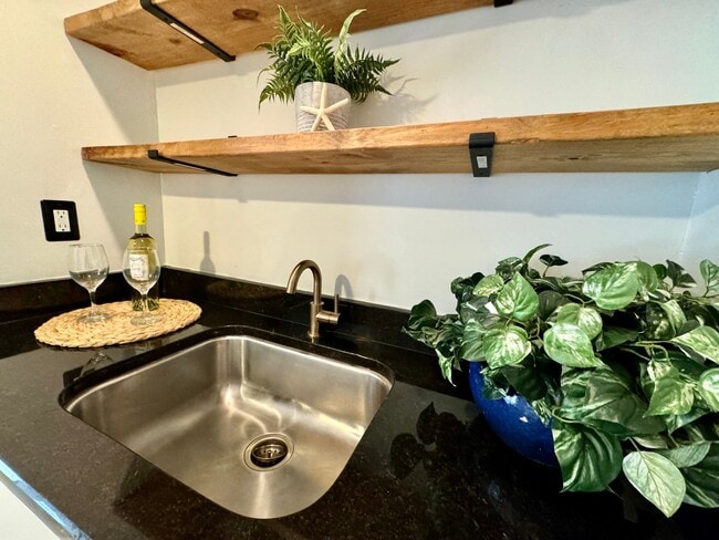 Building Photo - READY 06-11-26!! Fantastic Condo By The Beach! Fenced Patio - All Appliances - Community Pool!